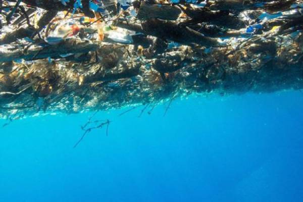 Le plastique inonde les océans