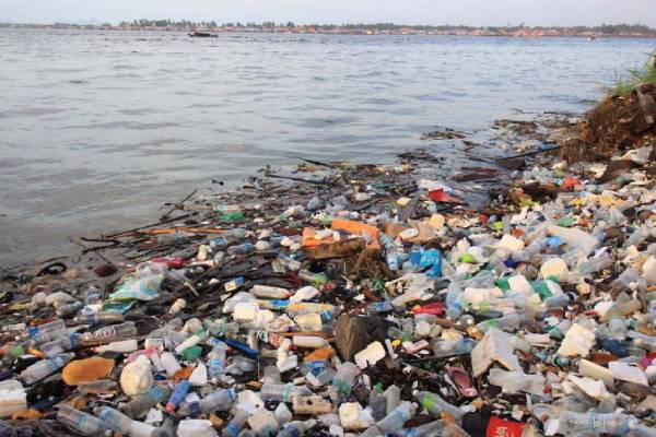 Le plastique inonde les océans