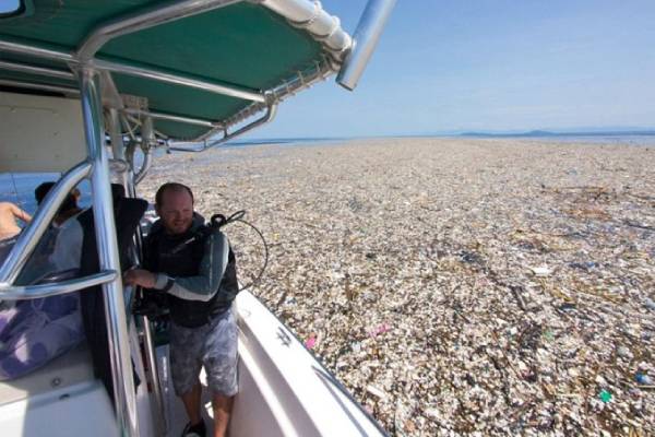 Le plastique inonde les océans